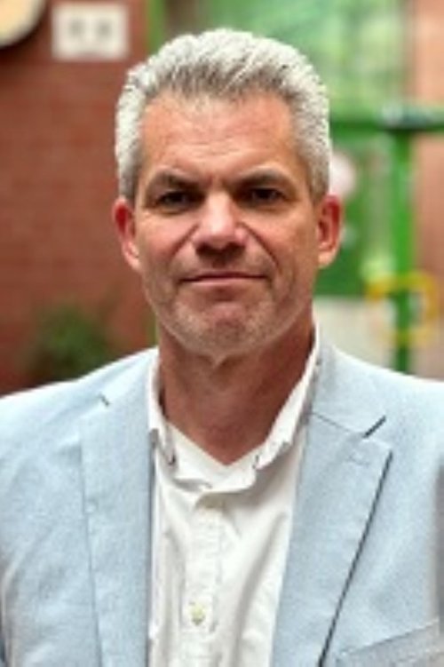 Axel Fritz vor Gebäude
