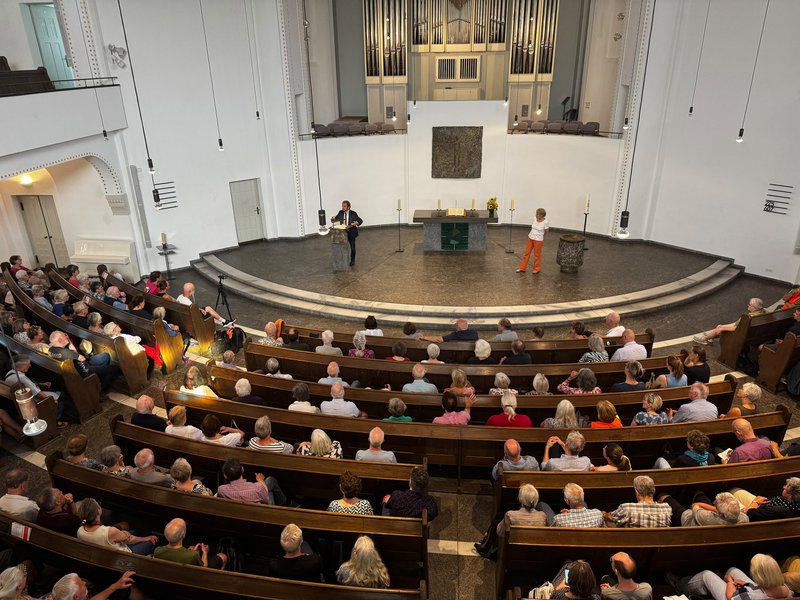Gefüllte Christuskirche beim Vortrag Prantl