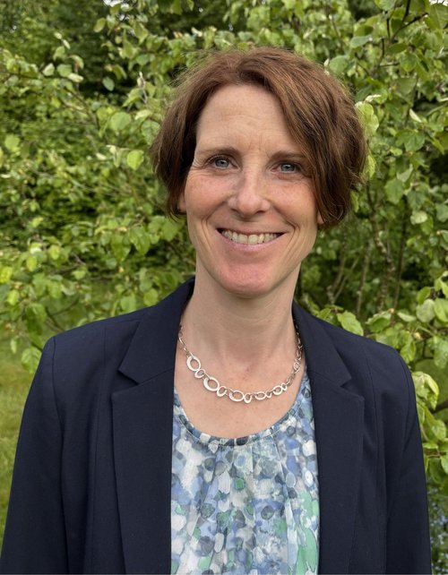 Prof. Katrin Grammann vor Bäumen